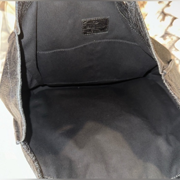 Valentino Garavani Black Cracked Leather Rockstud Turnlock Open Top Shopper Tote - Picture 6 of 7